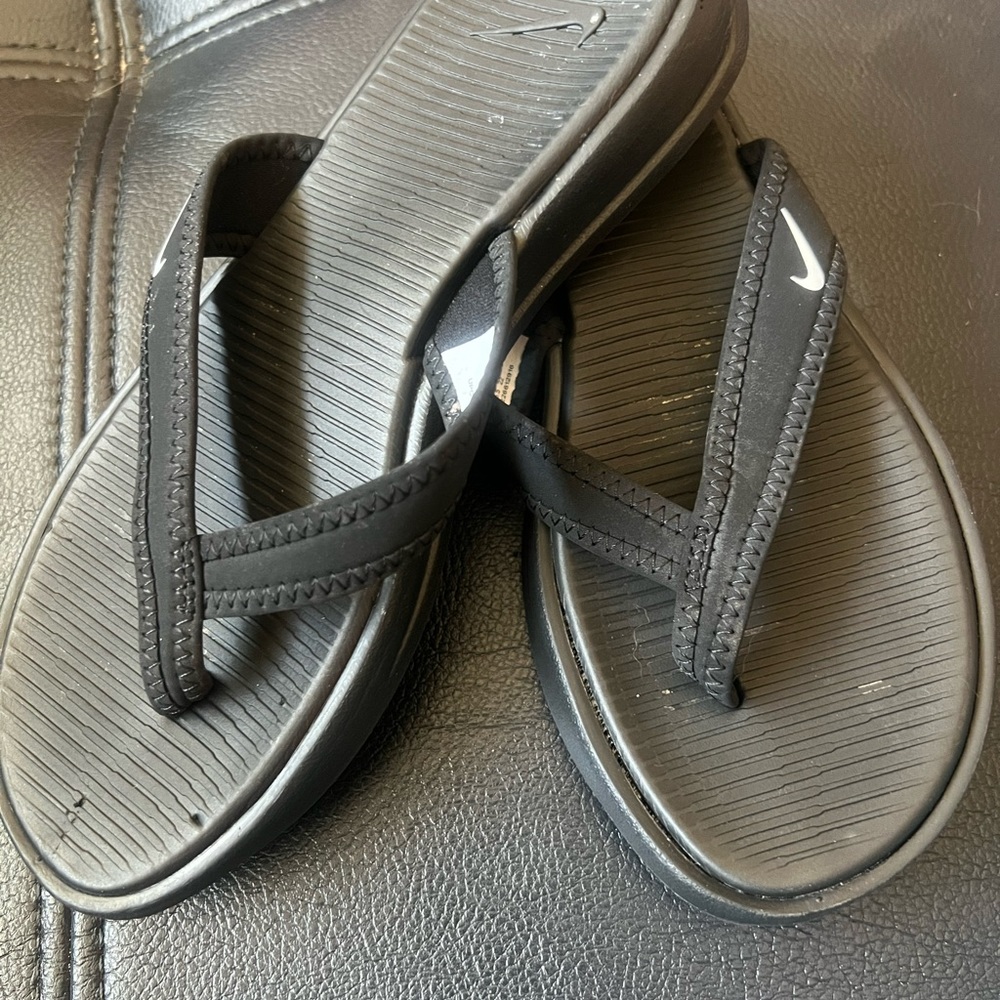 Nike sandals use size 5 color black.